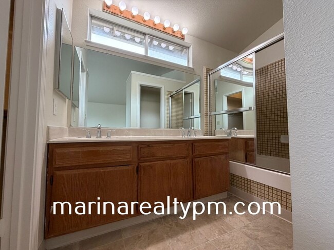 Building Photo - Glen Cove Beauty 3 bed 2.5  bath 2 Story home in established neighborhood