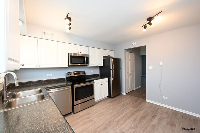 Building Photo - 9360 Bay Colony Dr