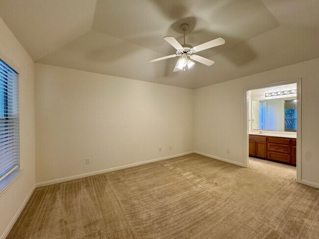 Building Photo - 3BR / 2BA Duplex in Hewitt, Texas | Midway ISD *Leasing Special Available*