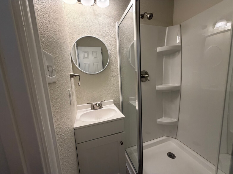 Building Photo - Room in Single Family Home on Houston St