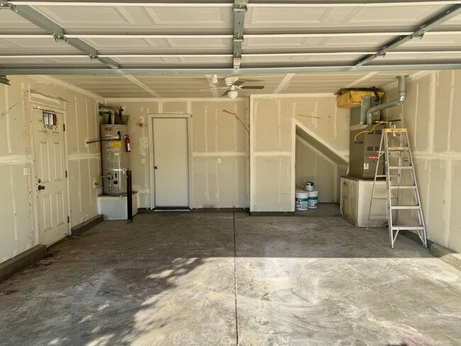 Building Photo - Newly Updated 3 Bedroom 2 1/2 Bath North M...
