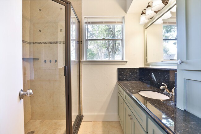 Building Photo - 606 Venice St