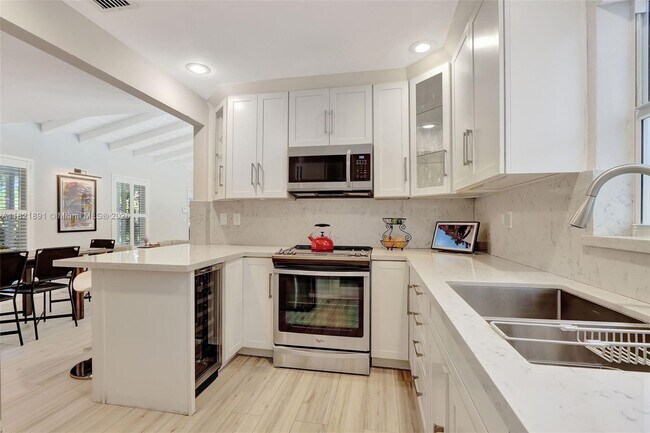 Building Photo - 6640 Tarrega St