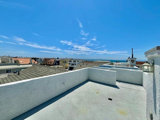 Building Photo - Hollywood Beach | Oxnard | 3 Bed + 3.5 Bat...