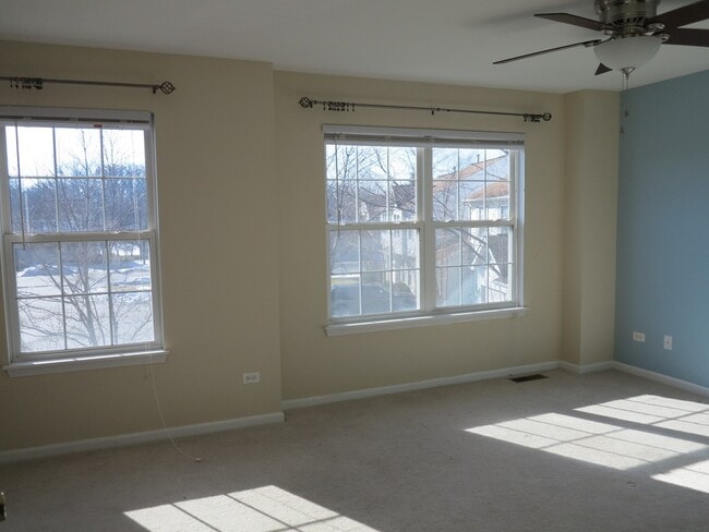 Building Photo - 1227 N Village Dr