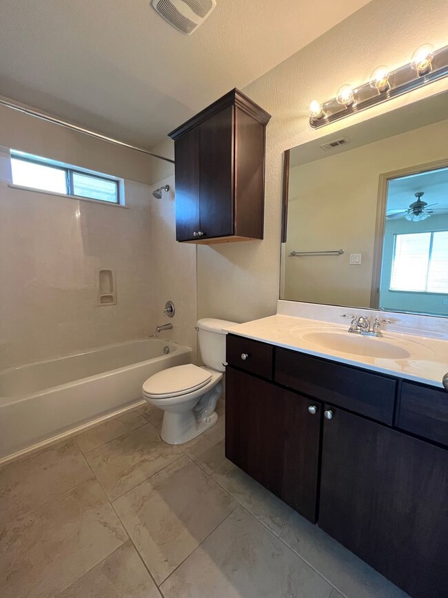 Building Photo - 4 Bed House - North of UT Campus