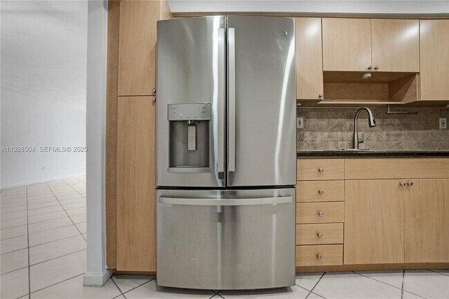 Building Photo - 10350 W Bay Harbor Dr