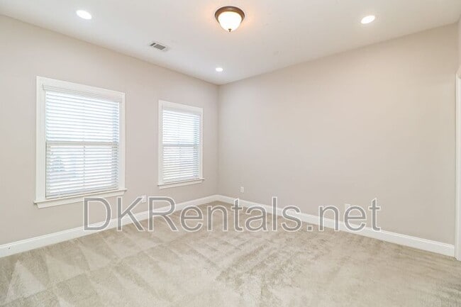 Building Photo - 5780 Bradenton Rd