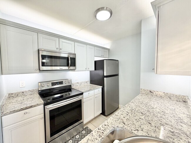 Building Photo - ** GRANADA LAKES ** 1 BED / 1 BATH CONDO - GREAT LOCATION - SMALL PET OK! - ANNUAL RENTAL