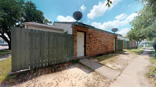 Building Photo - 725 Peppertree Dr