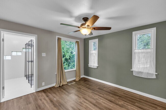 Building Photo - Beautiful and Bright 2 Bedroom 1 Bathroom Home in Murray!!