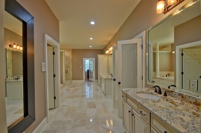 Building Photo - 335 Birkdale Dr