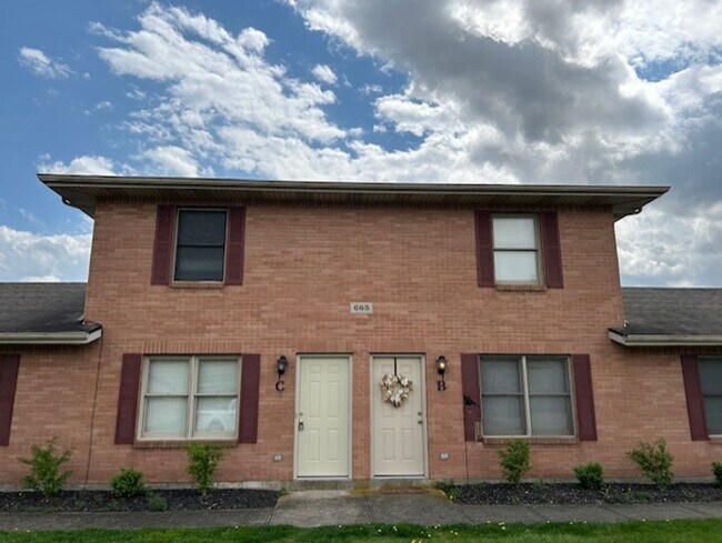 Building Photo - 2 Bedroom & 1.5 Bath Townhome with Garage ...