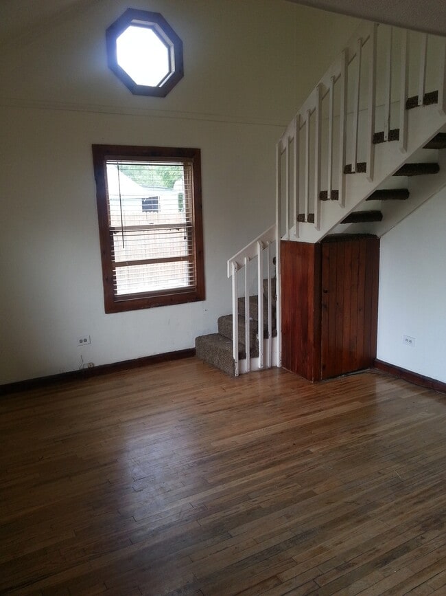 Building Photo - Cute East Side Cottage 3 Bedroom Home