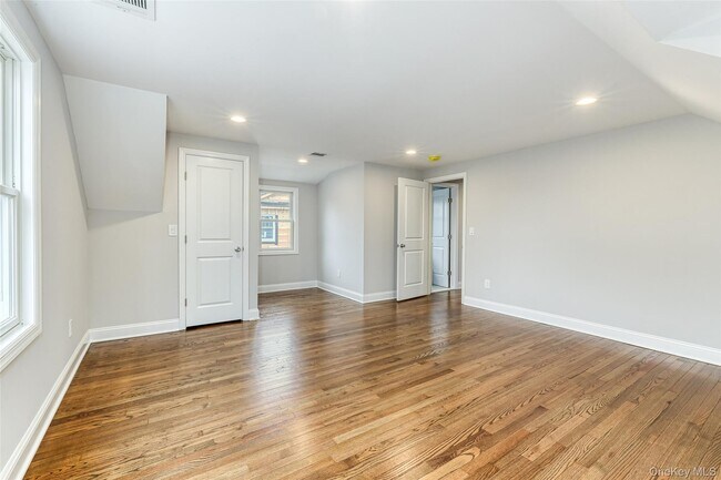 Building Photo - 479 Woodbury Rd