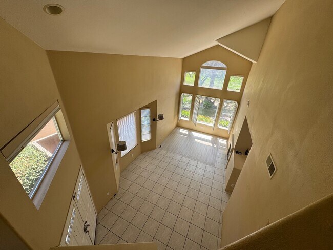 Building Photo - Rent a Beautiful Home Backing the Golf Cou...