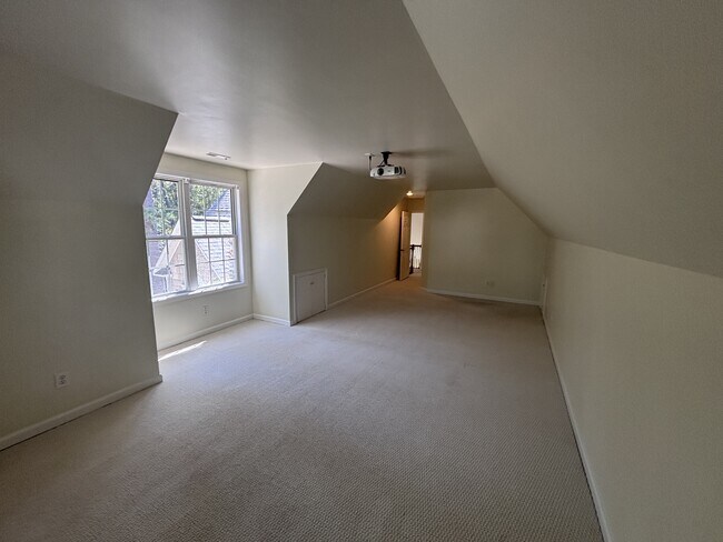 Building Photo - 105 Lake View Dr E