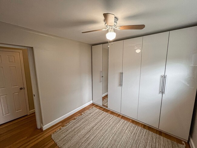 Building Photo - Sunny and Bright 4 Bedroom 3 Bath 2 Level ...