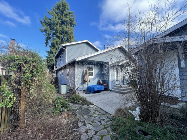 Building Photo - 4834 SE Kelly St