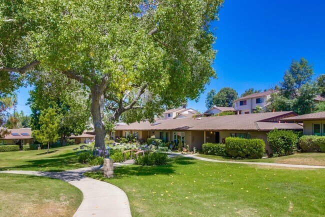 Building Photo - Large and bright condo in the Grossmont Vi...