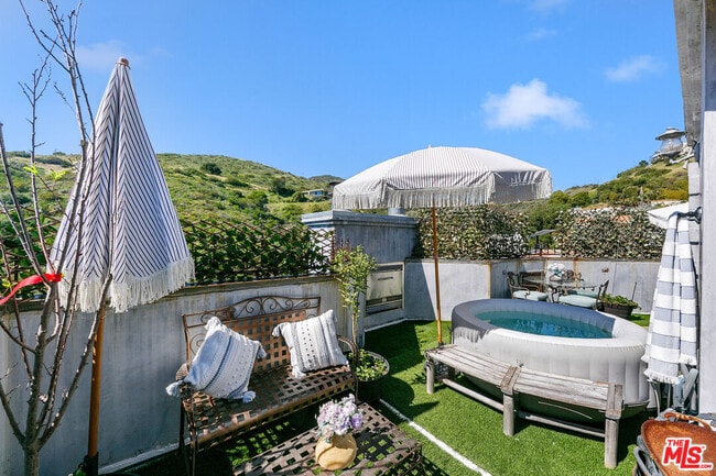 Building Photo - 2851 Seabreeze Dr