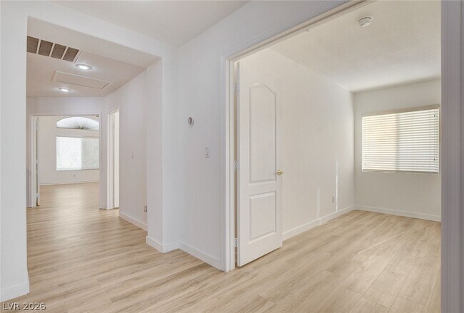 Building Photo - 8401 Desert Quail Dr