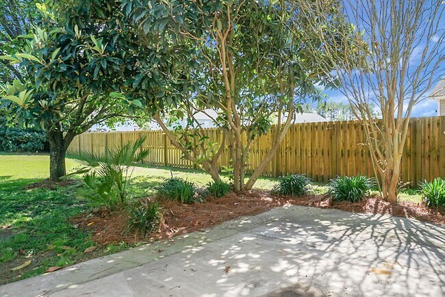 Building Photo - Comfortable Living, 4 BR 2.5 BA Home, Two Car Garage