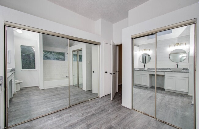 Building Photo - 5006 Village Springs Dr