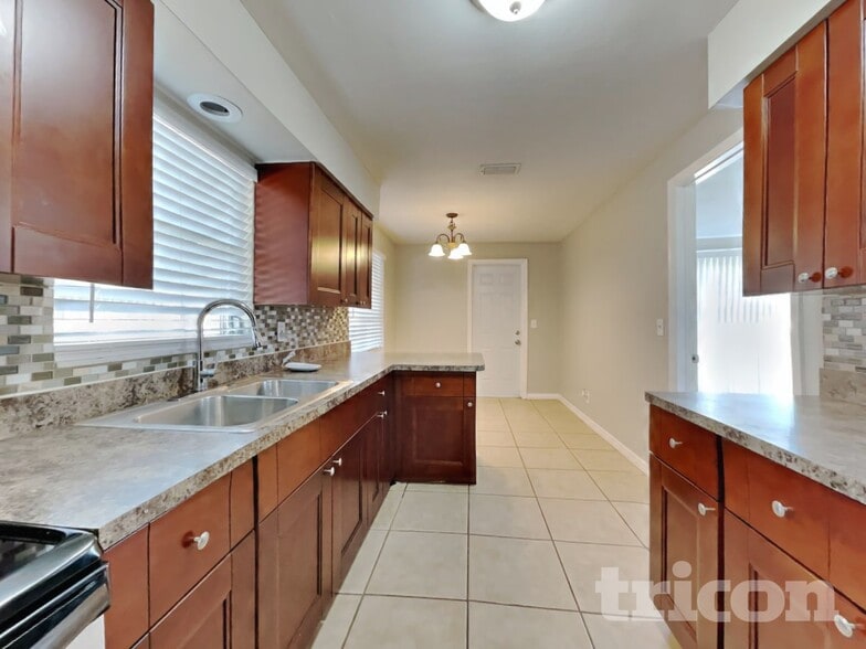 Building Photo - 1753 Linwood Cir