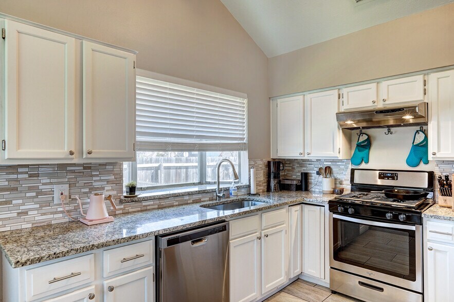 Building Photo - 1307 Rambling Cv