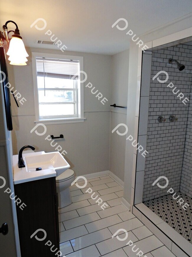 Building Photo - 1003 Heard Ct SE