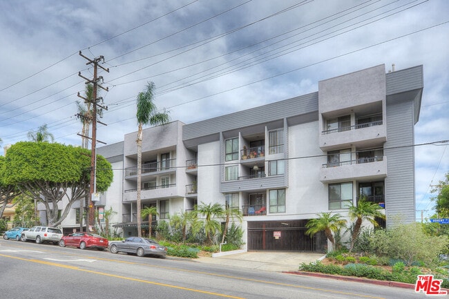 Building Photo - 906 N Doheny Dr