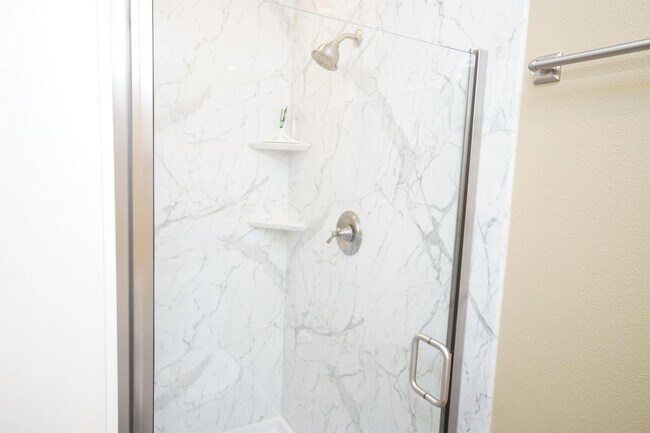 Building Photo - 1394 E Holly St