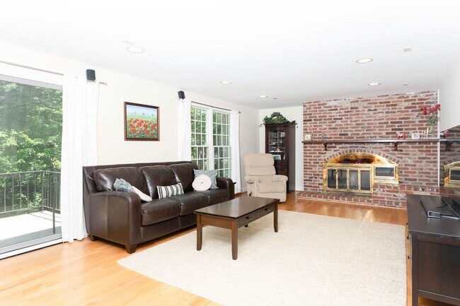Building Photo - Luxurious Spacious and Bright , Gorgeous P...