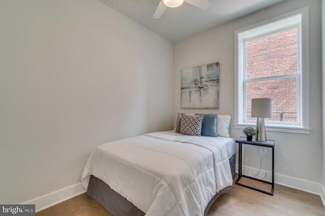 Building Photo - "Charming 1-Bedroom and 1 Large Den in DC ...