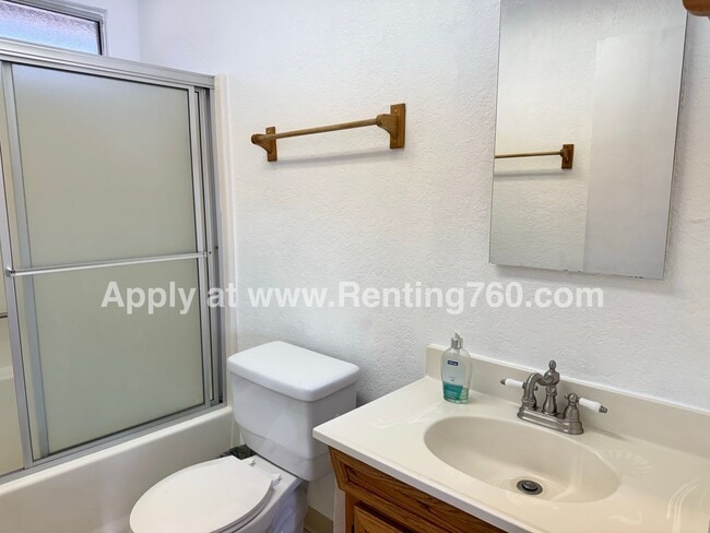 Building Photo - Spacious and Clean 2 bed Home In Joshua Tree