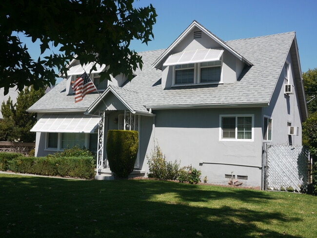 Building Photo - Pool House