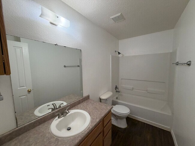 Building Photo - 3 Bedroom Single Story Home Near Northern Blvd NE & Loma Colorado Blvd NE!