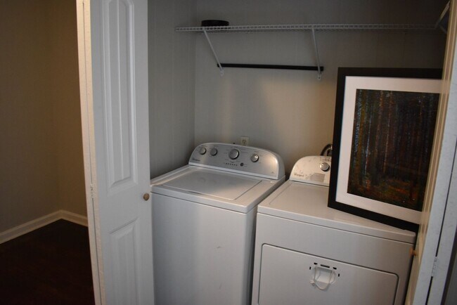 Building Photo - 3 Bed/2 Bath Home in East Nashville, Fenced Yard, Hardwood Floors, Minutes to Shelby Bottoms