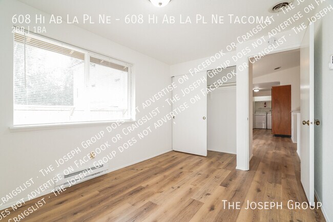 Building Photo - 608 Hi-Ab-La Pl NE