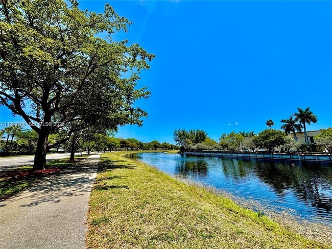 Building Photo - 3351 S Palm Aire Dr