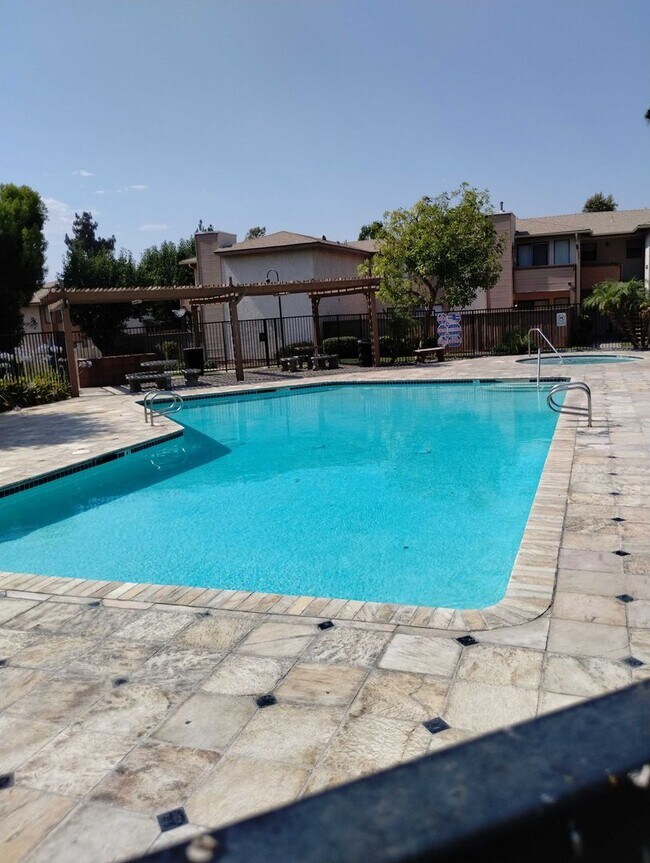 Building Photo - 2 Bedroom 1 Bathroom Condo Down Stairs Unit