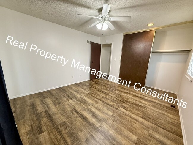 Building Photo - Spacious 5-Bedroom Townhome