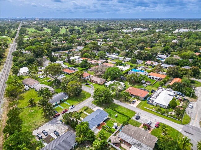 Building Photo - 1001 NE 110th St