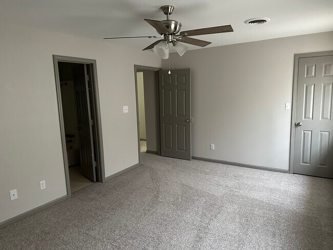 Building Photo - 905 W Jackson St