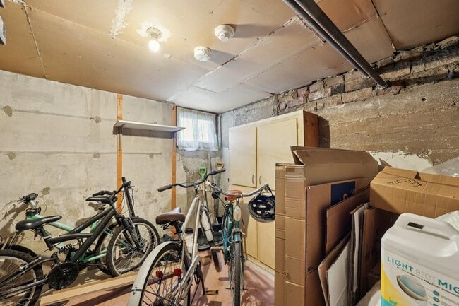 Building Photo - 153 Banta Ave