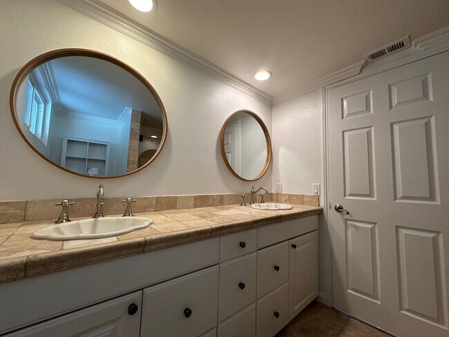 Building Photo - Stunning 4+3 pool home in Agoura Hills -Co...