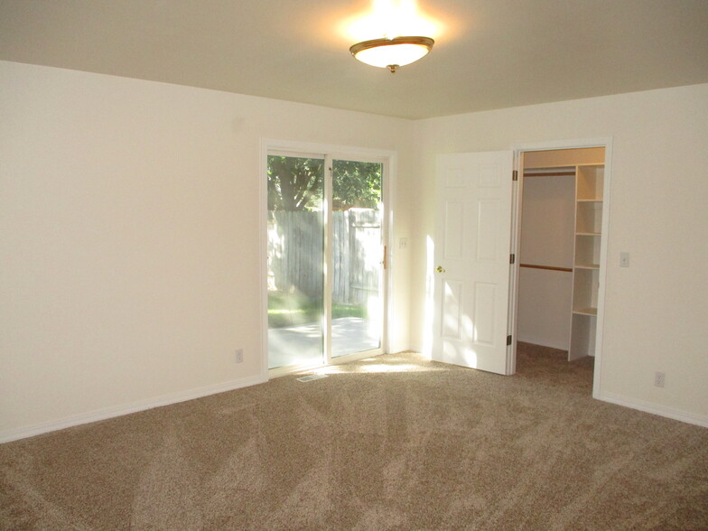 Master bedroom + walk-in closet - 2521 E Apricot Dr