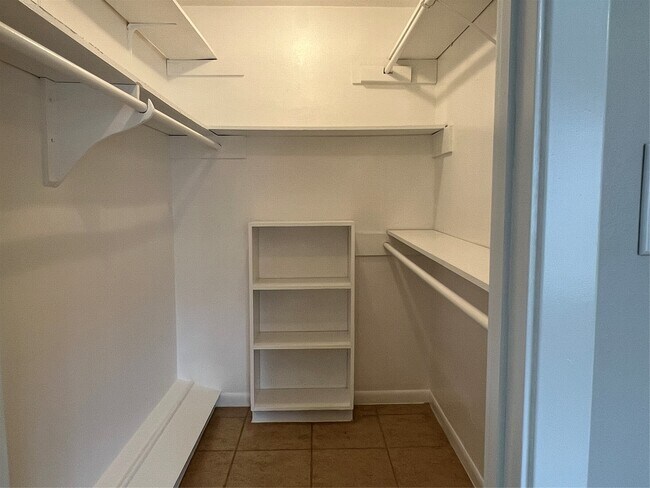 Building Photo - 2824 Briarhurst Dr