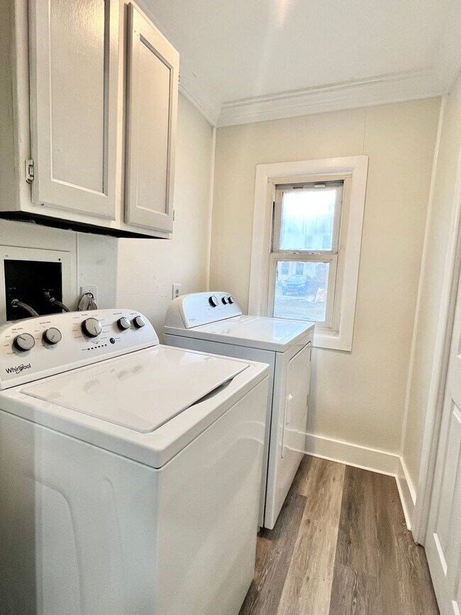 Building Photo - 3 Bedroom 2 Bath City Home Available